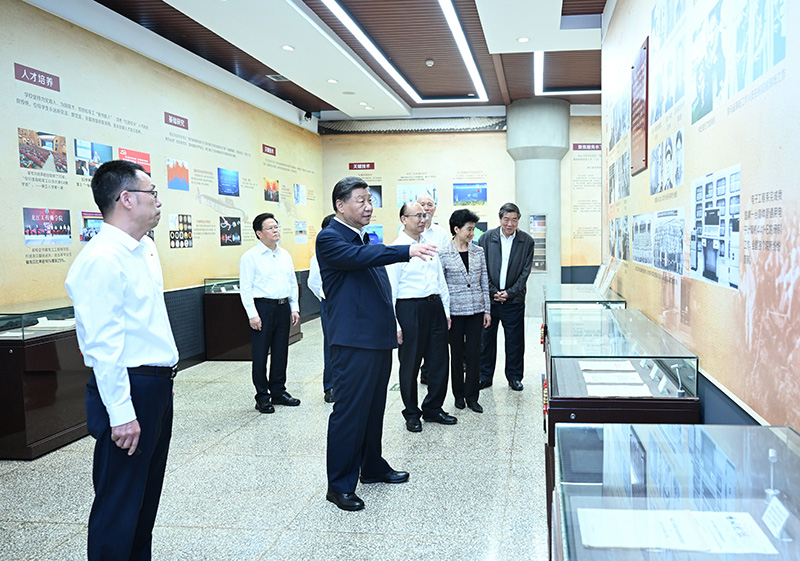 9月6日至8日，中共中央總書記、國家主席、中央軍委主席習近平在黑龍江考察。這是7日上午，習近平在哈爾濱工程大學哈軍工紀念館考察。