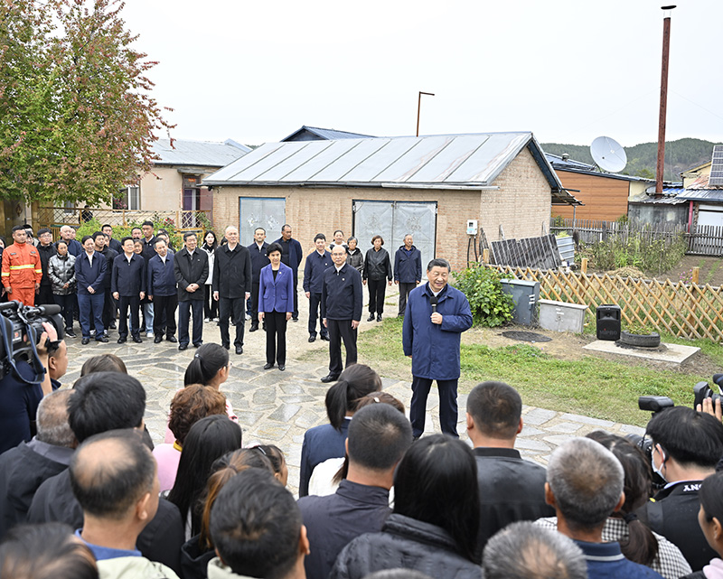 9月6日至8日，中共中央總書記、國家主席、中央軍委主席習近平在黑龍江考察。這是6日下午，習近平在大興安嶺地區(qū)漠河市北極村考察時，同當?shù)厝罕娪H切交流。