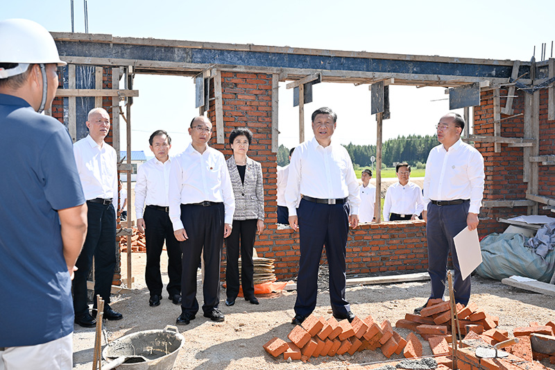 9月6日至8日，中共中央總書記、國家主席、中央軍委主席習近平在黑龍江考察。這是7日上午，習近平在遭受洪澇災害的哈爾濱尚志市老街基鄉(xiāng)龍王廟村，察看水毀房屋重建情況。